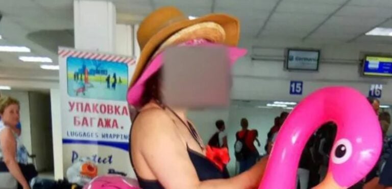 Τουρίστρια εμφανίστηκε με ροζ φλαμίγκο στο αεροδρόμιο Ηρακλείου