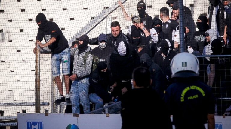 Οπαδοί του ΠΑΟΚ προσπαθούν να σπάσουν τα πλεξιγκλας