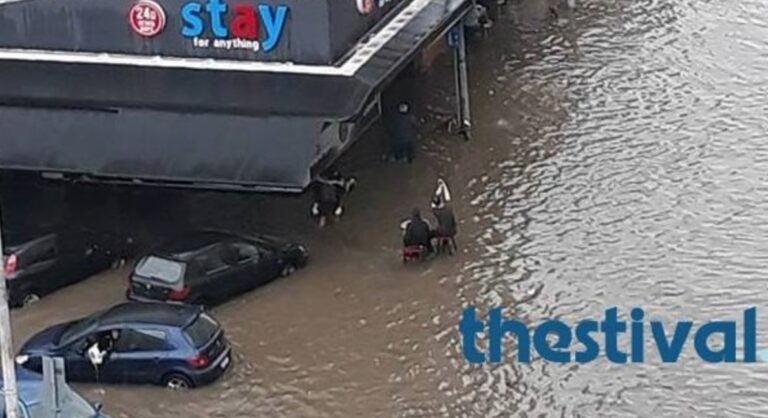 Θεσσαλονικείς πίνουν άνετοι τον καφέ τους μέσα στην πλημμύρα