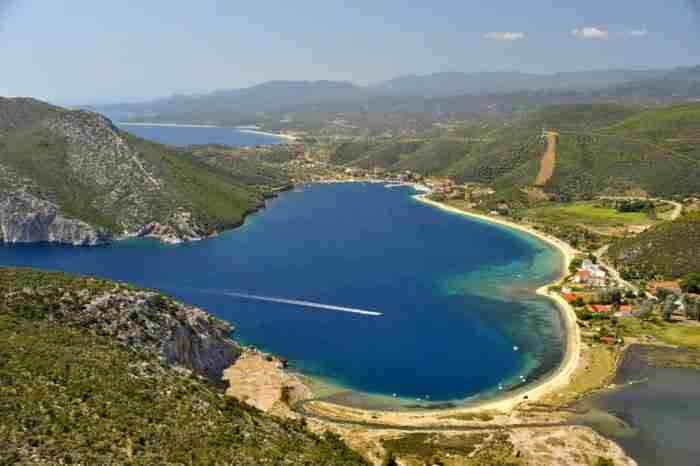 Το μεγαλύτερο και ασφαλέστερο φυσικό λιμάνι της Ελλάδας με την ατέλειωτη ομορφιά
