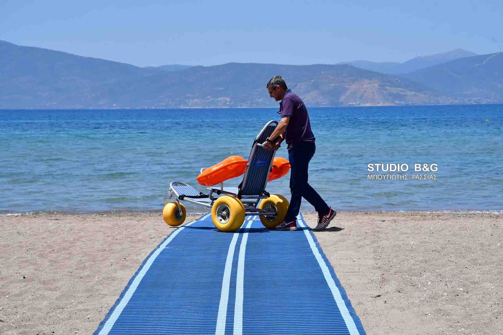 Ναύπλιο: Έβαλαν ράμπα και ειδικό αναπηρικό καροτσάκι για ΑΜΕΑ στις παραλίες 7 00000009 karathona