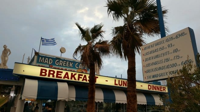 Mad Greek Cafe: Ο ομογενής που βγάζει εκατομμύρια στην έρημο πουλώντας γύρο