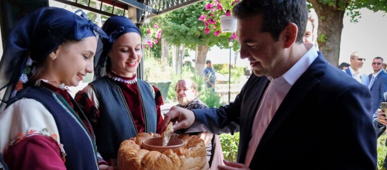 «Ήταν πολύ καλό το κλίμα, σχεδόν σαν τραπέζι γάμου» είπε Αλέξης Τσίπρας για το γεύμα