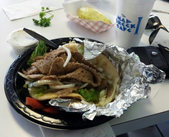 Mad Greek Cafe: Ο ομογενής που βγάζει εκατομμύρια στην έρημο πουλώντας γύρο Mad Greek Cafe: Ο ομογενής που βγάζει εκατομμύρια στην έρημο πουλώντας γύρο