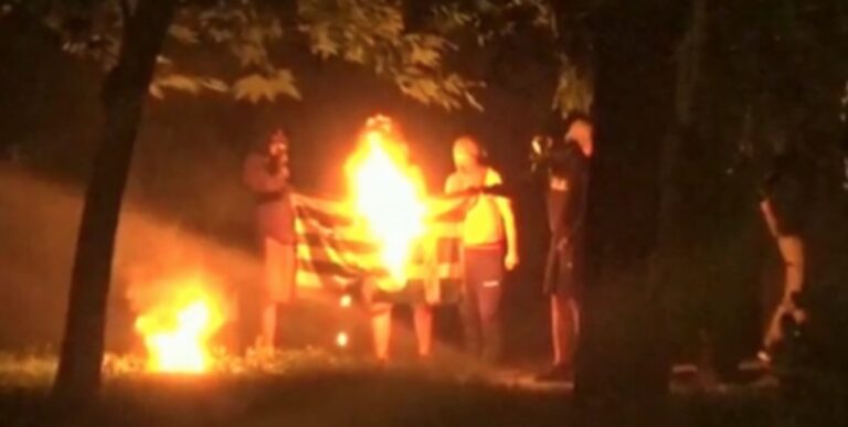 Εξάρχεια: Αναρχικοί έκαψαν ελληνική σημαία κατά τη διάρκεια επεισοδίων