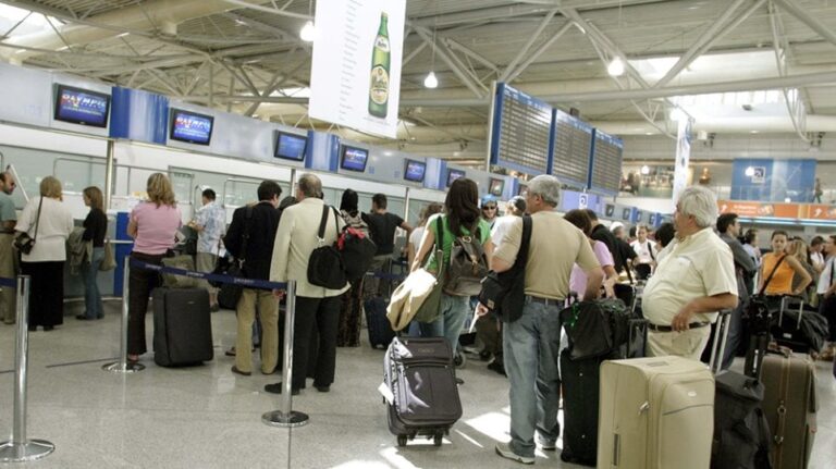 «Νεκροταφείο ονείρων» η Ελλάδα – Γιατί οι Έλληνες που φεύγουν δεν ξαναγυρίζουν πίσω