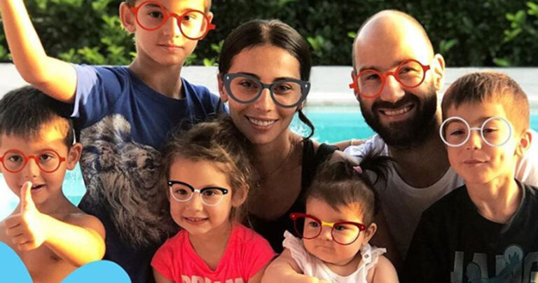 Η Χοψονίδου έσβησε τούρτα για τα γενέθλια της μαζί με τον Σπανούλη και τα 5 παιδιά τους