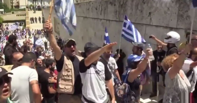 Έλληνες πολίτες τραγουδούν τον εθνικό ύμνο με ναζιστικό χαιρετισμό στο Σύνταγμα