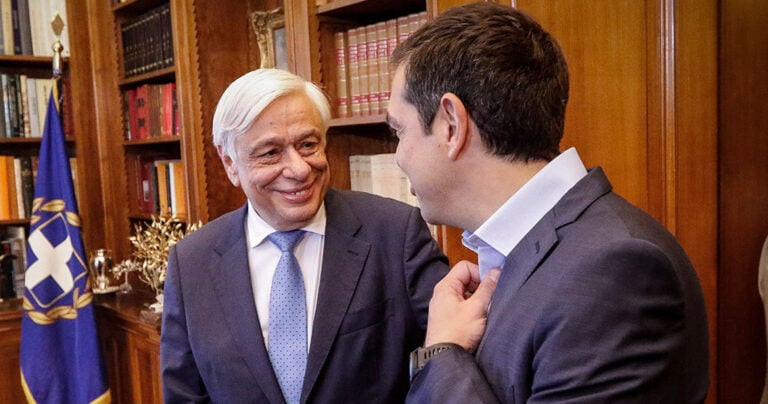 Τσίπρας σε ΠτΔ: «Μου φαίνεται δεν θα τη γλιτώσω, θα τη φορέσω τη γραβάτα»