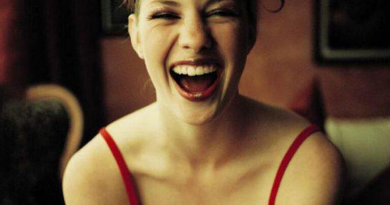 Τα χαρακτηριστικά της γυναίκας που γνωρίζει καλά πόσο έξυπνη είναι