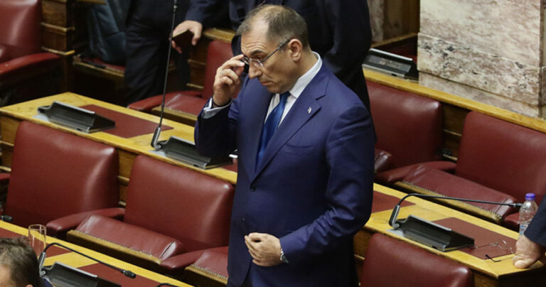 Ο Δημήτρης Καμμένος έκανε τον σταυρό του όταν ψήφισε «ναι» στην πρόταση μομφής