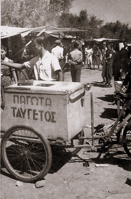 Απεικονίζεται ένα νεαρός παγωτατζής σε λαϊκή αγορά