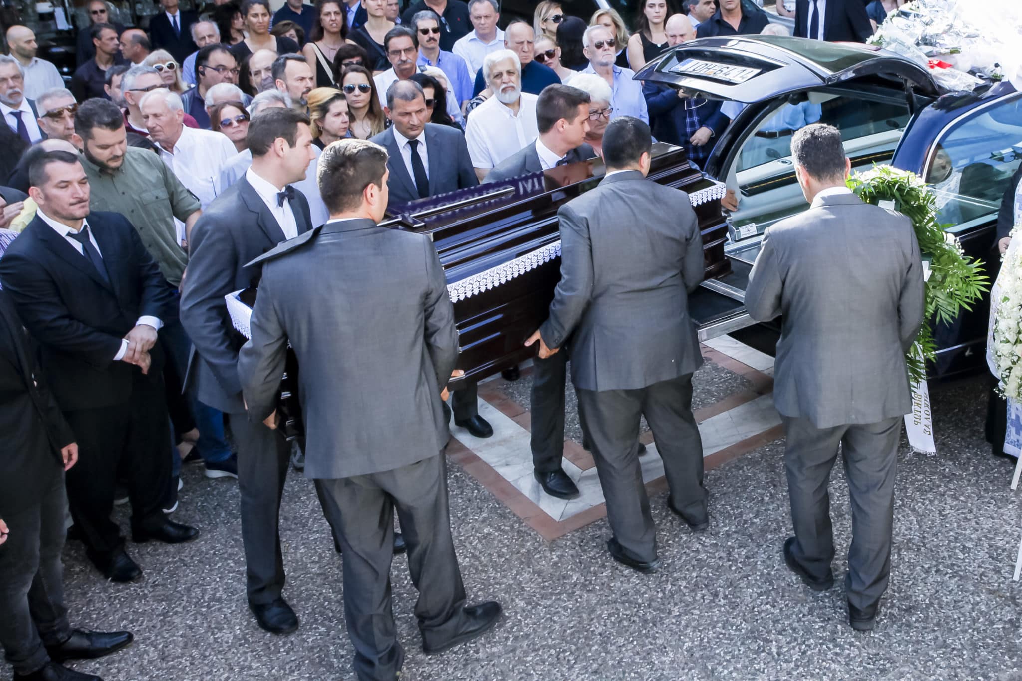 Σπαραγμός στην κηδεία της συζύγου του Πύρρου Δήμα - Λύγισε ο χρυσός ολυμπιονίκης 4 4484997