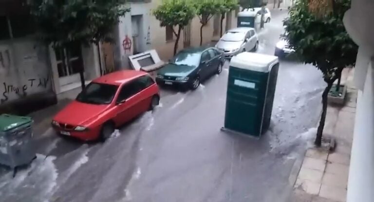 Φορητή τουαλέτα προχωράει μονή της μέσα στις πλημμύρες στη Νίκαια