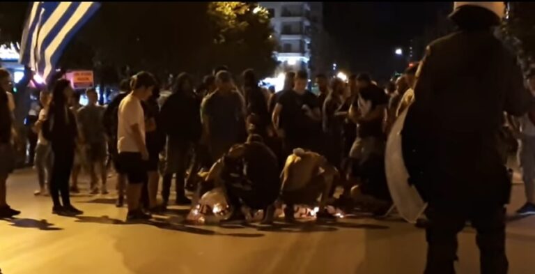 Διαδηλωτές καίνε σημαίες και πανό αναρχικών στη Θεσσαλονίκη