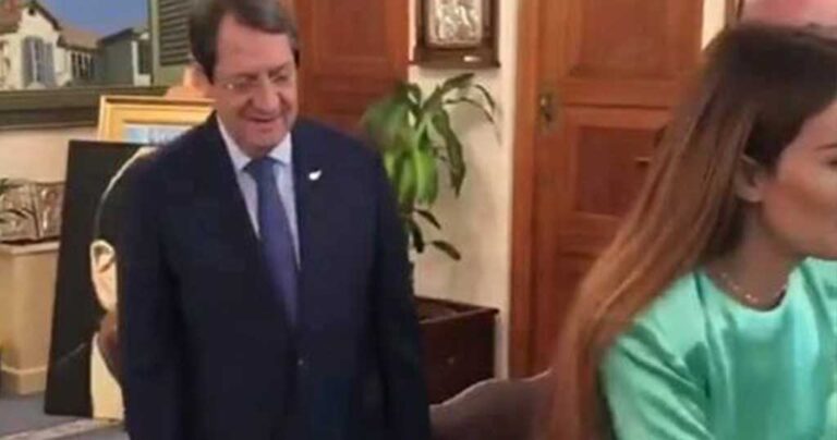 O Αναστασιάδης υποδέχτηκε την Φουρέιρα στο προεδρικό Μέγαρο και κοίταξε την πίσω όψη της