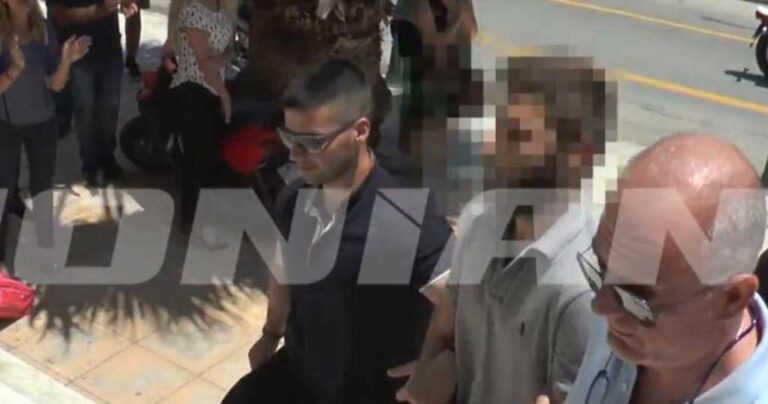 Καταχειροκροτήθηκε έξω από τα Δικαστήριο της Ζακύνθου ο 26χρονος πατροκτόνος