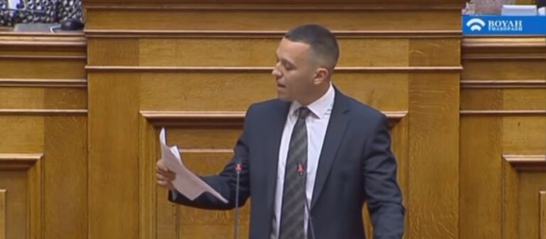 Κασιδιάρης σκίζει συμβολικά συμφωνία Τσίπρα-Ζάεφ: Προς απαγόρευση ο Παύλος Μελάς και το «Μακεδονία Ξακουστή»