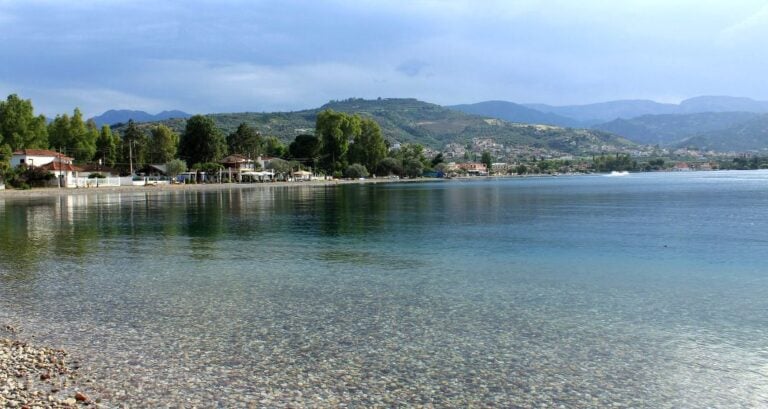 Άκολn: Η ελληνική παραλία με τα κρυστάλλινα νερά και το ασύλληπτο βάθος