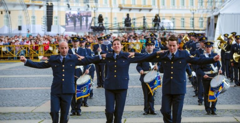 Η μπάντα της Ελληνικής Πολεμικής Αεροπορίας έπαιξε το «Zorba the Greek» στην Αγία Πετρούπολη
