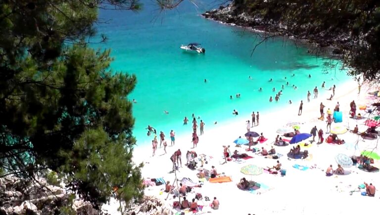 Σαλιάρα: Η εξωτική παραλία που θα σας κάνει να ξεχάσετε ακόμα και τους Εγκρεμνούς