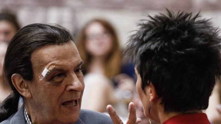 Με μαυρισμένο μάτι ο βουλευτής του ΣΥΡΙΖΑ Τάσος Κουράκης μέσα στη Βουλή