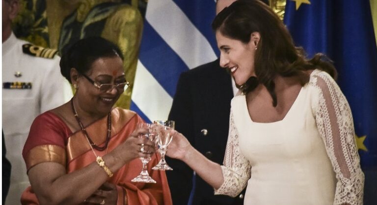 Δείπνο στο Προεδρικό: Η Περιστέρα στα λευκά και η φολκλόρ σύζυγος του Ινδού Προέδρου