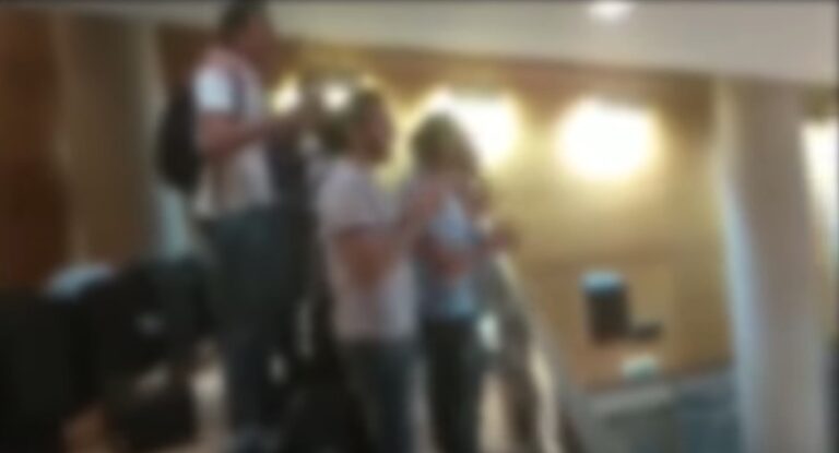 Θεσσαλονίκη: Νεαροί τραγούδησαν το “Μακεδονία ξακουστή” σε εκδήλωση του ΣΥΡΙΖΑ