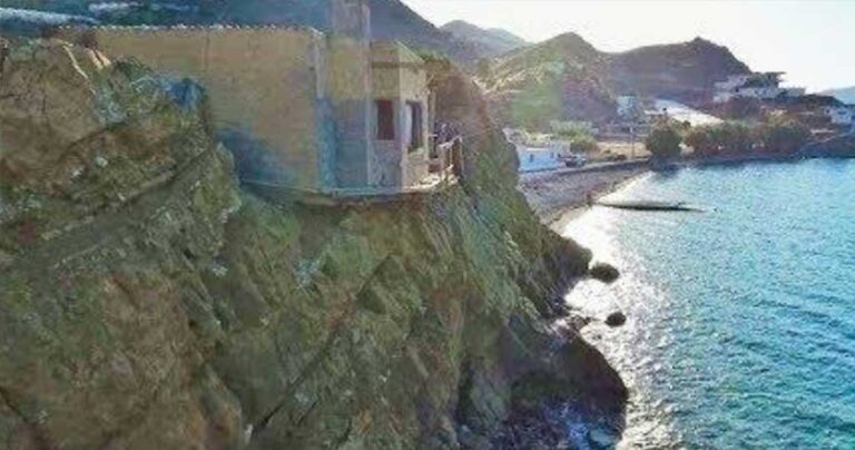 Το σπίτι στην Κρήτη που κρέμεται στον γκρεμό σε ένα εναέριο βίντεο