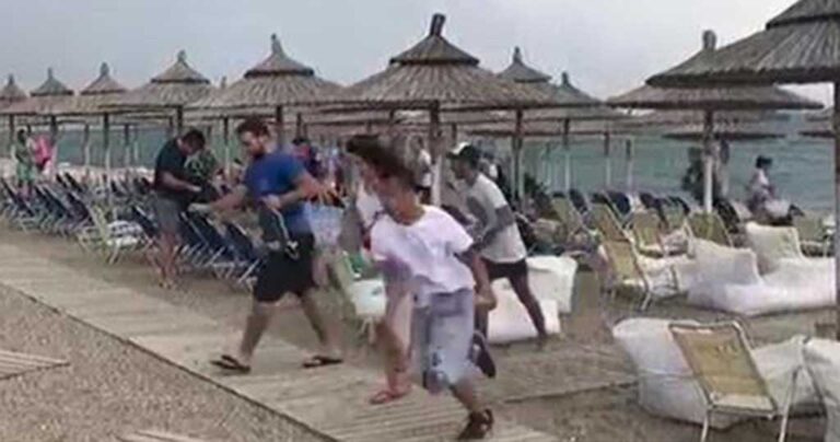 Χαλκιδική: Μπουρίνι έκανε λουόμενους να φύγουν τρέχοντας από την παραλία