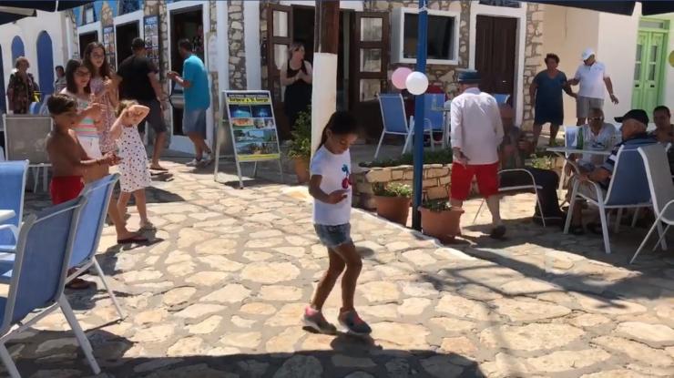 Κορίτσι χορεύει το ζεϊμπέκικο της Ευδοκίας στο Καστελόριζο καλύτερα και από ενήλικα