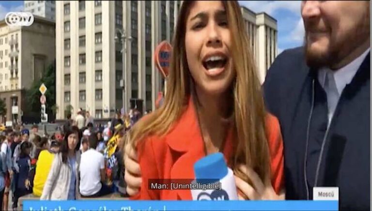 Σεξουαλική παρενόχληση δημοσιογράφου στον αέρα: Τη φίλησε και της έπιασε το στήθος