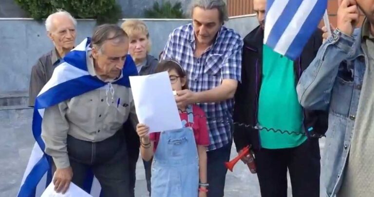 Μικρό κoριτσάκι τραγουδά δυνατά το «Μακεδονία ξακουστή»