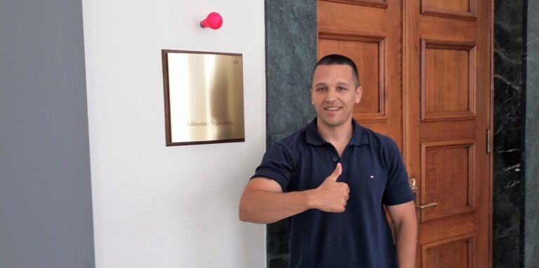 Ο Κασιδιάρης φωτογραφίζεται με κόκκινο λαμπάκι μέσα στη Βουλή