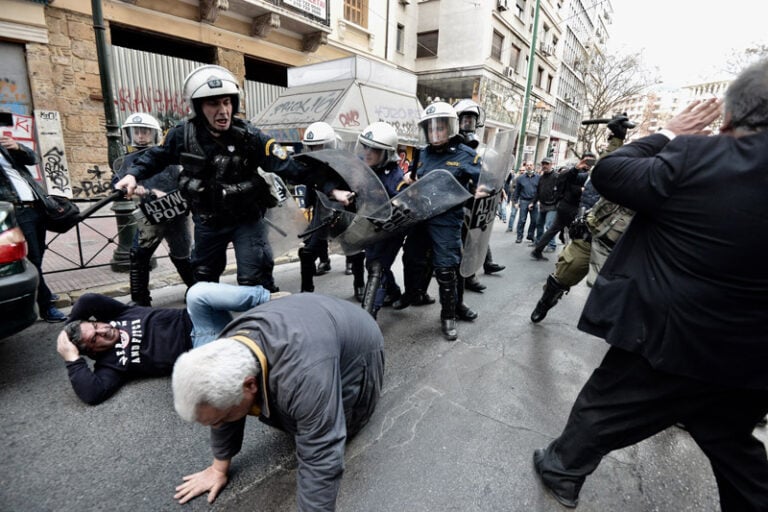 Αστυνομικοί αρνήθηκαν να έρθουν σε σύγκρουση με τους διαδηλωτές – Κατέβασαν κράνη και ασπίδες