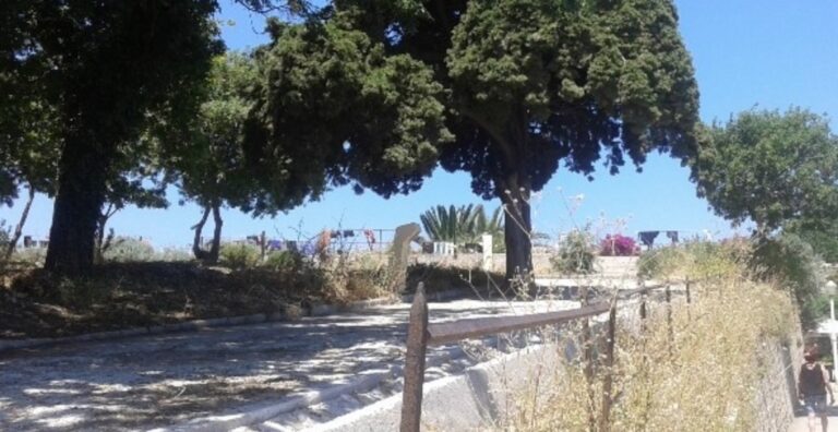 Ρομά άπλωσαν μπουγάδα στα τείχη της Παλιάς πόλης της Ρόδου