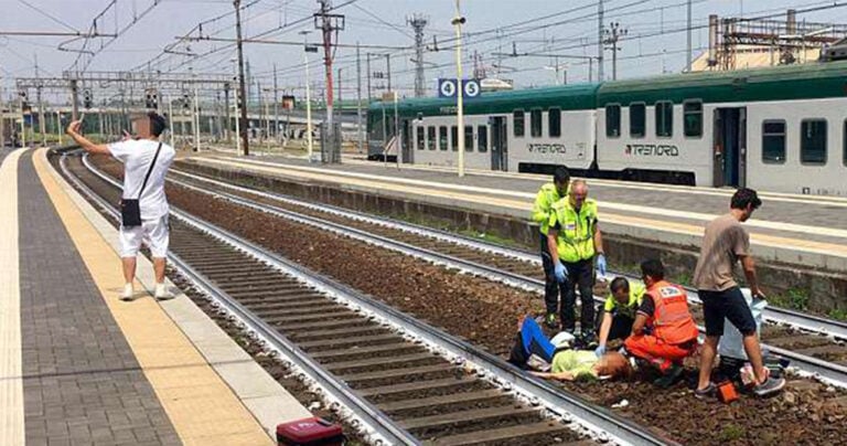 Άντρας βγάζει σέλφι μπροστά από γυναίκα που χτυπήθηκε από τρένο