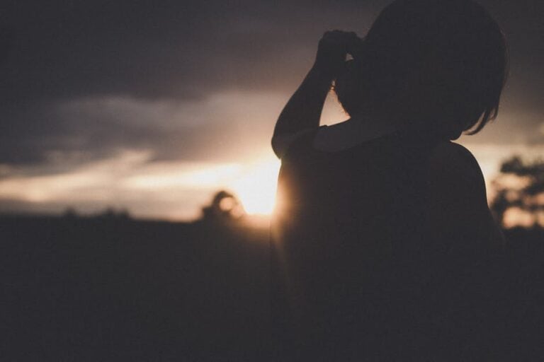 Να λάμπεις δια της απουσίας σου από όλα όσα σε μειώνουν και σε φθείρουν