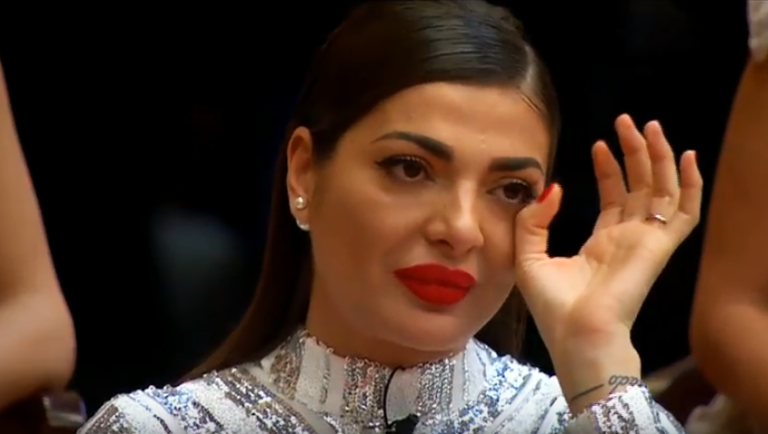 Power of Love: «Πάρτυ» με νέα φωτογραφία της αμακιγιάριστης Άννας στο Twitter