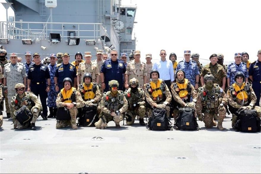 Με στολή ναυάρχου εμφανίστηκε ο Πάνος Καμμένος 4 kammenos_navarxos4