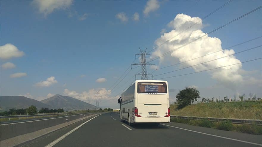 Με ελληνικές και μαύρες σημαίες διαδηλώνουν οι κάτοικοι των Πρεσπών 2 poreia02