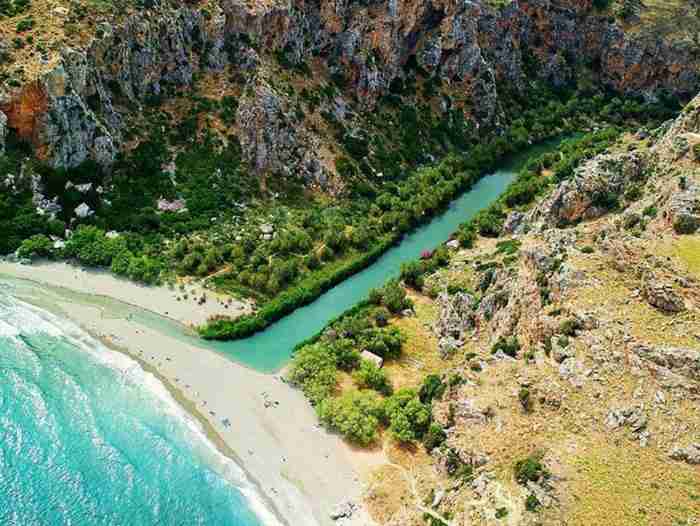 Η παράξενη παραλία της Ελλάδας που θυμίζει.. Αφρικανική όαση! 