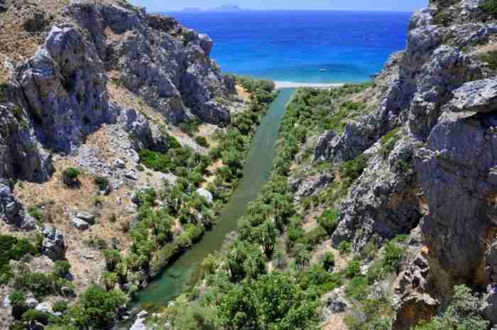 Η παράξενη παραλία της Ελλάδας που θυμίζει.. Αφρικανική όαση! 