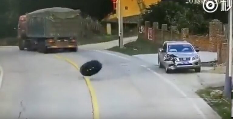 Μπήκε στο αμάξι του για να φύγει και ήρθαν καταπάνω του δυο λάστιχα από ερχόμενο φορτηγό