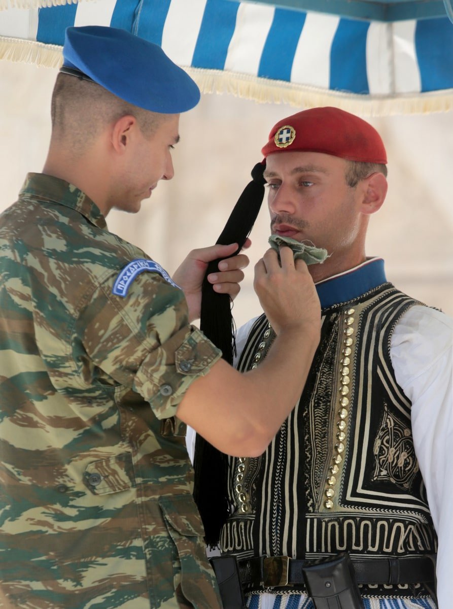 Τσολιάς στέκεται ακίνητος στο Σύνταγμα χωρίς νερό μέσα στον καύσωνα 2 275b269b48957dbbdc3ff8bda414d92b