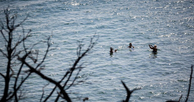 Μετά την τραγωδία λουόμενοι στο Μάτι για το μπάνιο τους