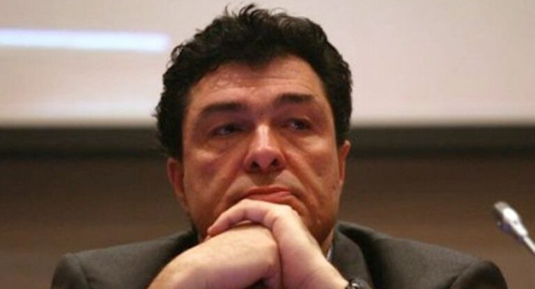 Αλέξης Παπαχελάς: «Λαμπρό έθνος, άχρηστο κράτος»