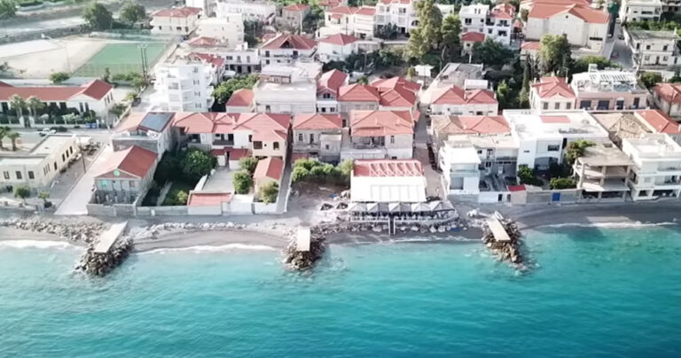 Στο Δερβένι Κορινθίας κάθε σπίτι έχει τη δική του παραλία