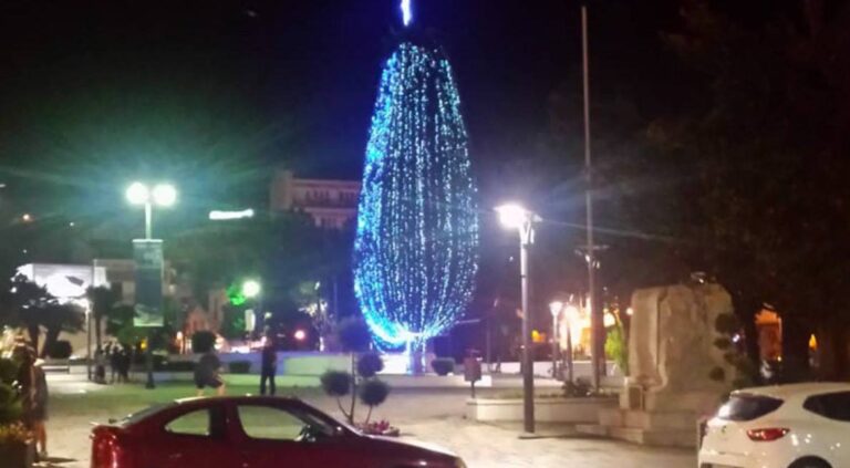 Στην Καβάλα άναψαν χτες το χριστουγεννιάτικο δέντρο