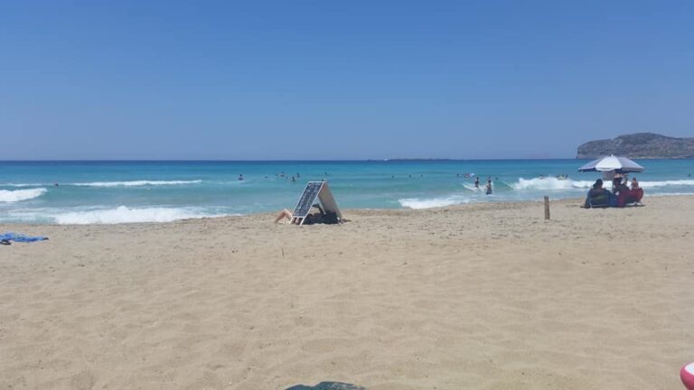 Κρήτη: Οι ξαπλώστρες στα Φαλάσαρνα της φάνηκαν ακριβές αλλά  δεν πτοήθηκε